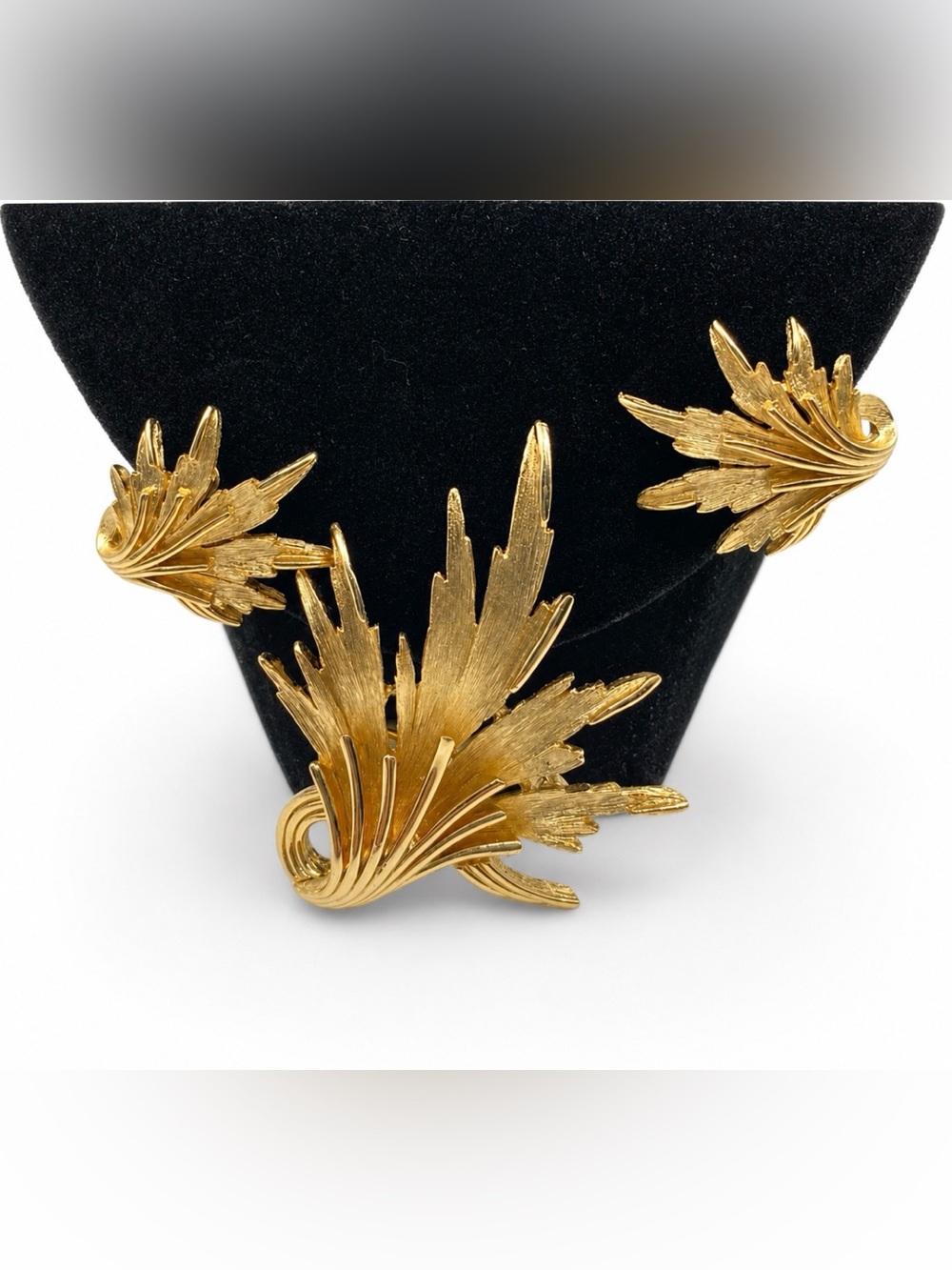 Crown Trifari Signed Leaf Pendant/Brooch & Clip On Earrings SET 50’s Vintage - Picture 7 of 11